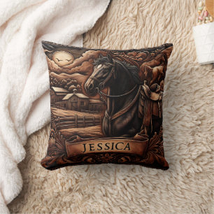 Coussin Cheval noir avec selle près de la grange à Rodeo