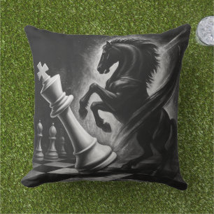 Coussin Cheval Noir Dramatique vs Roi - Oeuvre audacieuse