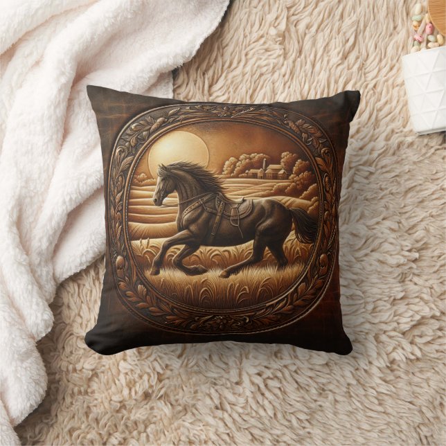 Coussin Cheval Noir traversant les champs au coucher du so (Couverture)
