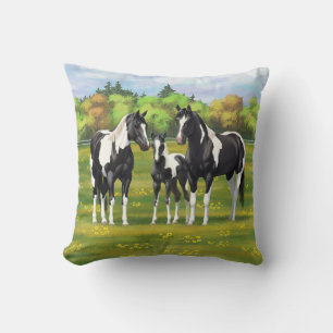 Coussin Chevaux De Peinture De Pinto Noir En Pâturage Été