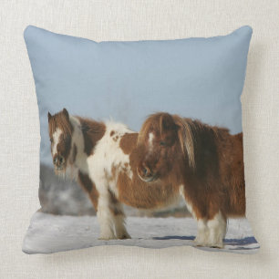 Coussin Chevaux miniatures se tenant dans la neige