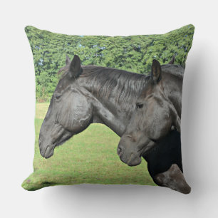 Coussin Chevaux noirs dans un pâturage paisible