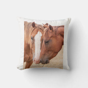 Coussin Chevaux qui se flairent dans un pâturage