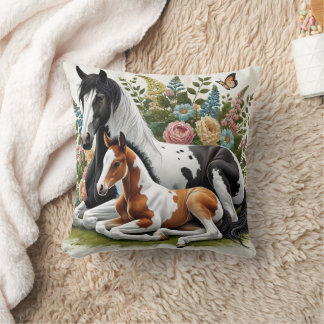 Coussin Chevaux reposant parmi les fleurs et la verdure vi