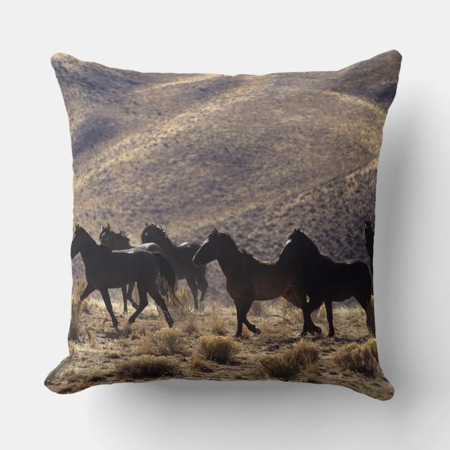 Coussin Chevaux sauvages de mustang dans le désert 1 (Recto)