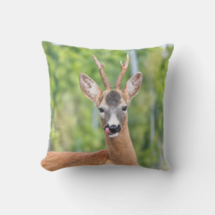 Coussin Chevreuil joueur dans une forêt verte