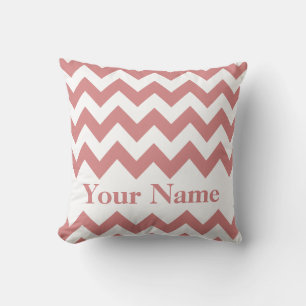 Coussin Chevron gras et audacieux rose avec monogramme