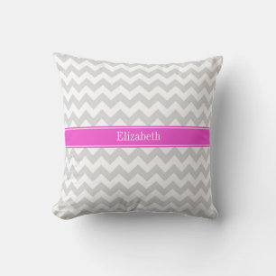 Coussin Chevron Lt Gris Blanc Rose Chaud Monogramme Initia