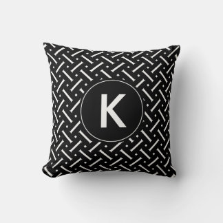 Coussin Chevron noir et blanc avec monogramme personnalisé