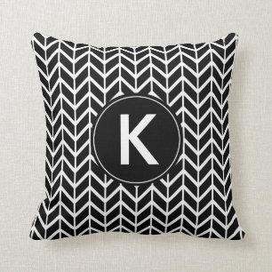 Coussin Chevron noir et blanc avec monogramme personnalisé