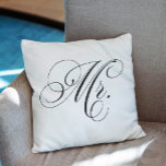 Coussin Chevron noir et blanc rayures "Mr."<br><div class="desc">Son et Hers conception de typographie de script décoratif.</div>
