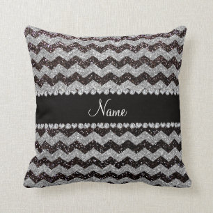 Coussin Chevrons argentés noirs nommés personnalisés de