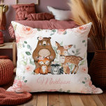 Coussin Chic Bois Animaux Blush Rose Floral Nursery<br><div class="desc">Personnalisez ce coussin chic aujourd'hui. Avec de jolies fleurs moelleuses et de mignons animaux en bois. Ce design chic s'accorde parfaitement avec n'importe quelle chambre d'enfant. Un cadeau unique pour les parents ou les parents. Objets correspondants disponibles en magasin ! c) Le Happy Cat Studio.</div>