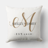 Coussin Chic Gold M Monogramme Nom du script Mariage Date (Verso)