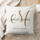 Coussin Chic Gold M Monogramme Nom du script Mariage Date (Couverture)