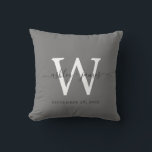 Coussin Chic gris foncé blanc Monogramme Mariage Keepsaké<br><div class="desc">Elégant coussin de mariée avec votre texte en écriture chic manuscrite off-black calligraphie sur un arrière - plan gris foncé. Ajoutez simplement vos noms, monogramme et date mariage. Grand cadeau pour un couple marié. Conçu exclusivement pour vous par Happy Dolphin Studio. Si vous avez besoin d'aide ou de produits correspondants,...</div>