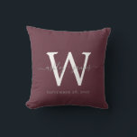 Coussin Chic Monogramme Bourgogne Mariage Keepsaké<br><div class="desc">Un mariage élégant monogrammé garde le coussin avec vos noms et date mariage en gris écriture chic calligraphie et monogramme dans la typographie moderne sur un arrière - plan bordeaux. Ajoutez simplement vos noms, monogramme et date mariage. Grand cadeau pour un couple marié. Conçu exclusivement pour vous par Happy Dolphin...</div>