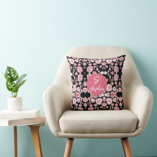Coussin chic Monogrammed Fleurs roses motif sur noir