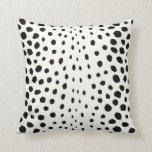 Coussin Chic noir blanc cheetah imprimer motif monogramme<br><div class="desc">Design chic design stylé design motif avec monogramme personnaliser, le cool moderne léopard poster de animal en noir et blanc classe donnent à ce design un look contemporain et unique. Cool idée cadeau unique. Personnalisez le monogramme personnalisé avec votre propre nom et votre initiale, vous pouvez également cliquer sur "customiser!"...</div>