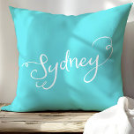 Coussin Chic Turquoise & White Sydney Typographie<br><div class="desc">Aménagez votre espace avec cet oreiller chic turquoise avec "Sydney" en élégante typographie blanche. Parfait pour ajouter une touche de modernité et de décoration d'inspiration voyage à votre salon, chambre ou coin salon confortable. Cet élégant coussin célèbre la ville australienne emblématique tout en ajoutant une pop de couleur et de...</div>