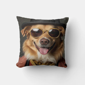 Coussin Chien amusant. Caniche en costume d'aristocrate