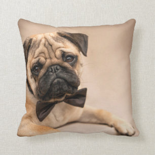 Coussin Chien de carlin de faon avec la cravate d'arc