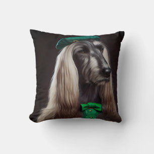 Coussin chien de chien afghan en tenue de la Saint-Patrick