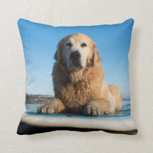 Coussin Chien de golden retriever s'étendant sur un
