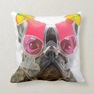 Coussin Chien des images de Getty avec des verres de