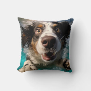 Coussin Chien Excité Nageant Sous L'eau Design