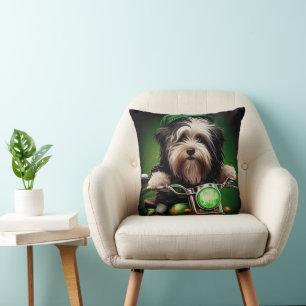 Coussin Chien Havanais conduisant un vélo pour la Saint-Pa
