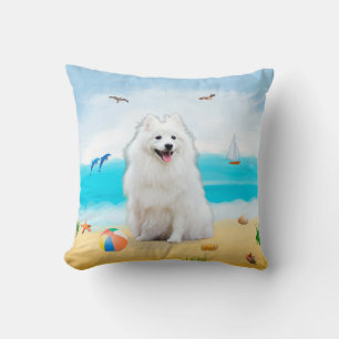 Coussin chien spitz sur la plage