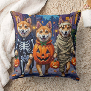 Coussin Chiens Akita faisant Trick-or-Treat dans des costu