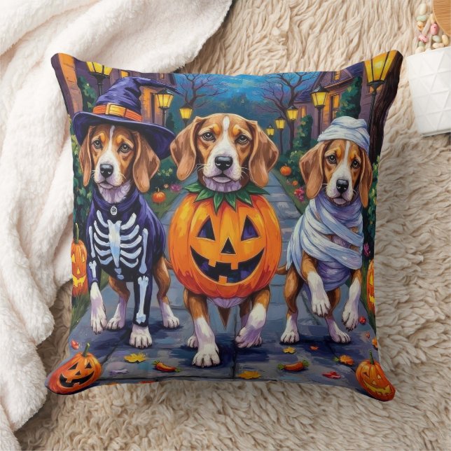 Coussin Chiens Beagle faisant Trick-or-Treating dans un co (Couverture)