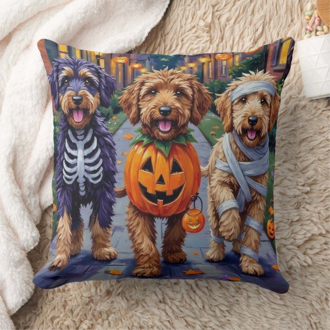 Coussin Chiens Bernedoodle faisant Trick-or-Treating en te (Couverture)