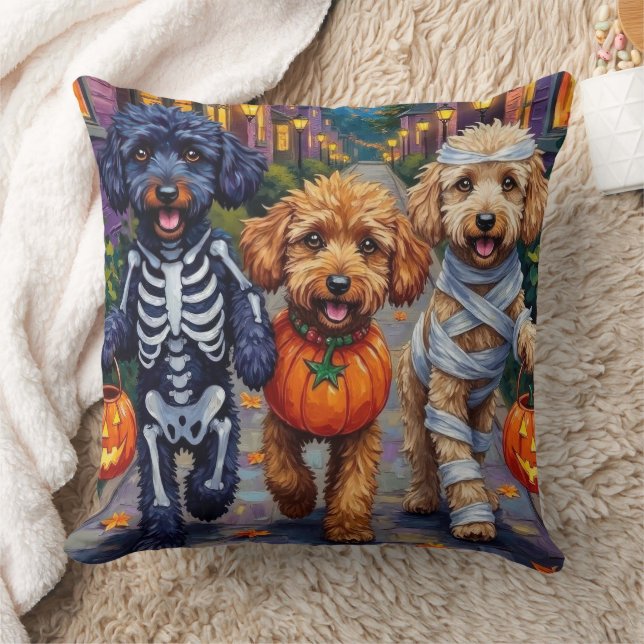 Coussin Chiens de caniche Costumes d'Halloween à la traîne (Couverture)