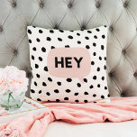 Coussin Chiffres noirs modernes et Conversation de bulles<br><div class="desc">Voici le produit Modern Black Dots & Bubble Conversation Pink With Hey, disponible à la vente sur Zazzle! Ce design unique et élégant allie un motif à points noirs contemporains à un conversation à bulles roses animé qui porte le mot "Hey". Le produit Modern Black Dots & Bubble Conversation Pink...</div>