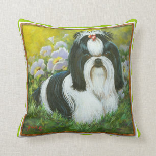 Coussin Chih Tzu noir et blanc dans le jardin