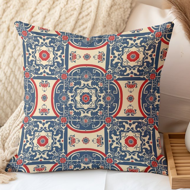 Coussin Chinoiserie rouge et bleu Motif en carreaux chinoi (Red and Blue Chinoiserie Chinese Tile Pattern Throw Pillow in a boho neutral bedroom.)