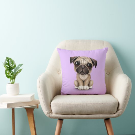 Coussin Chiot mignon de carlin de bébé sur le pourpre (Chaise)