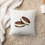 Coussin Chocolat Whoopie Pie PA Hollandais Dessert Foodie<br><div class="desc">L'oreiller décoratif à jetons présente une illustration originale de tartes au chocolat pleines de délicieux glaçures à la crème vanille. Un classique culinaire hollandais de Pennsylvanie ! Cette conception est également disponible sur d'autres produits. Ne vois-tu pas ce que tu cherches ? Vous avez besoin d'aide pour la personnalisation ?...</div>