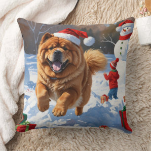 Coussin Chow Chow courant dans la neige avec un chapeau de