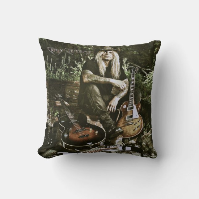 Coussin Chris Caffery assis avec des guitares (filtré) (Recto)