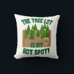 Coussin Christmas Tree Lot Hot Spot Winter Cartographie Ar<br><div class="desc">Un plaisir et mignon le terrain d'arbre est mon slogan de Noël arbre amusant dessin slogan design joyeux Noël dessin animé style vacances uniques rétro art heureux fête joyeuse fête festivité digitale saisonnière esthétique vintage plaisir vacances d'hiver devise design de luxe unique décoration maison jeter coussin d'oreiller. Obtenez un dessin...</div>