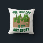Coussin Christmas Tree Lot Hot Spot Winter Cartographie Ar<br><div class="desc">Un plaisir et mignon le terrain d'arbre est mon slogan de Noël arbre amusant dessin slogan design joyeux Noël dessin animé style vacances uniques rétro art heureux fête joyeuse fête festivité digitale saisonnière esthétique vintage plaisir vacances d'hiver devise design de luxe unique décoration maison jeter coussin d'oreiller. Obtenez un dessin...</div>