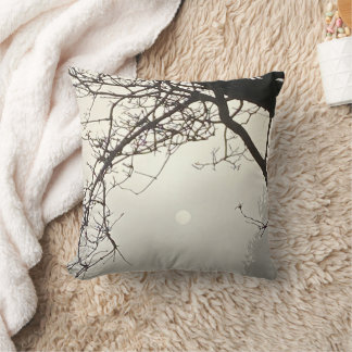 Coussin Ciel Blanc Et Soleil Dramatiquement Encadrés D'Arb