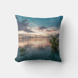 Coussin ciel bleu avec nuages rouges et noirs réfléchis su