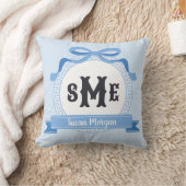 Coussin Ciel Bleu Monogramme à Ruban Grec Inversé (Couverture)