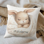 Coussin Ciel de lune de lapin beige mignon pouponnière boh<br><div class="desc">Créez une atmosphère confortable et charmante dans la crèche de votre petit avec notre Coussin de soins infirmiers pour bébé lapin personnalisé. Doté d'une adorable peinture d'une fille de lapin endormie sous une couverture, ce coussin ajoute une touche de fantaisie et de confort à tout décor de pépinière. Sweet and...</div>