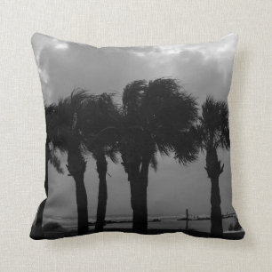Coussin Ciels tropicaux Stormy en niveaux de gris